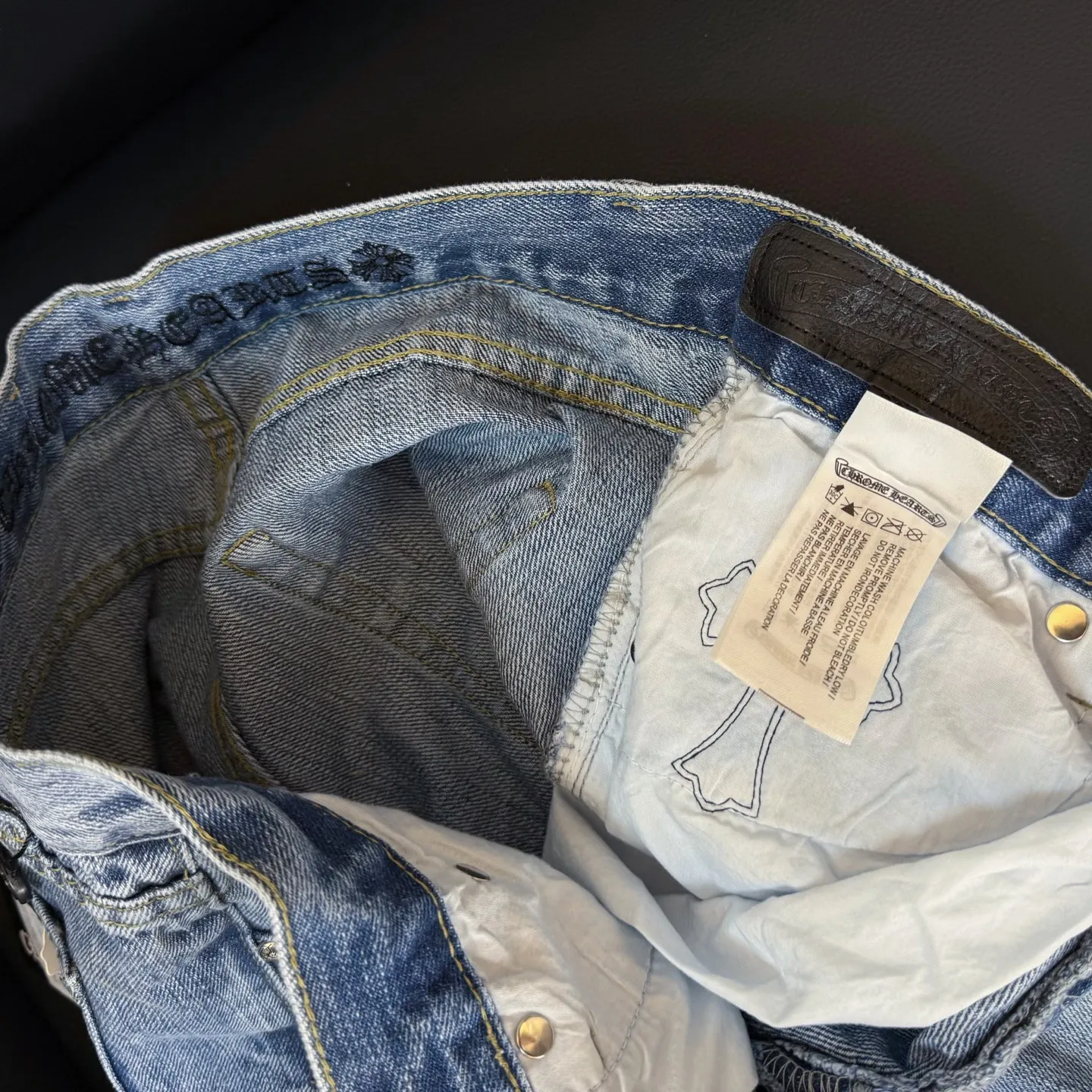 P280 💰Model number: D293 Chrome Hearts Chrome Hearts leather jeans Size: 28, 30, 32, 34, 36 (S-XXL) Color: blue Size reference: Pants length 100 102 104 106 106 Waist 72 76 80 84 88 Recommended weight S (about 110 pounds) M (about 140 pounds) L (about 140 pounds) XL (about 165 pounds) XXL (about 185 pounds)